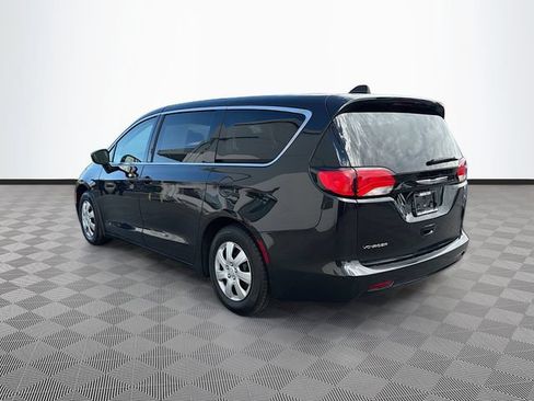 Used 2020 Chrysler Voyager L FWD image 5