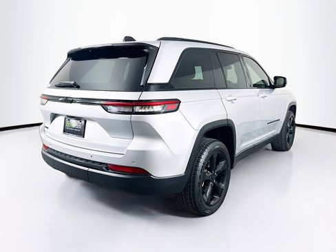 Used 2023 Jeep Grand Cherokee Altitude image 9