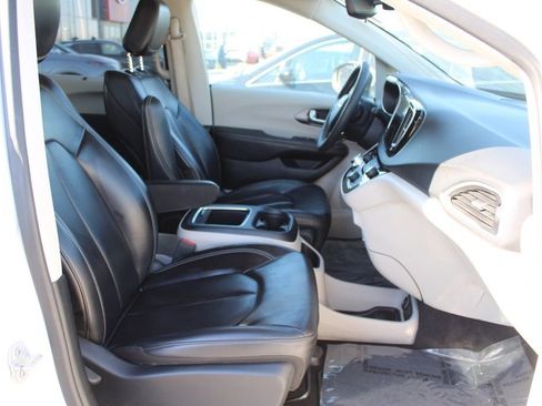 Used 2023 Chrysler Pacifica Touring-L image 19