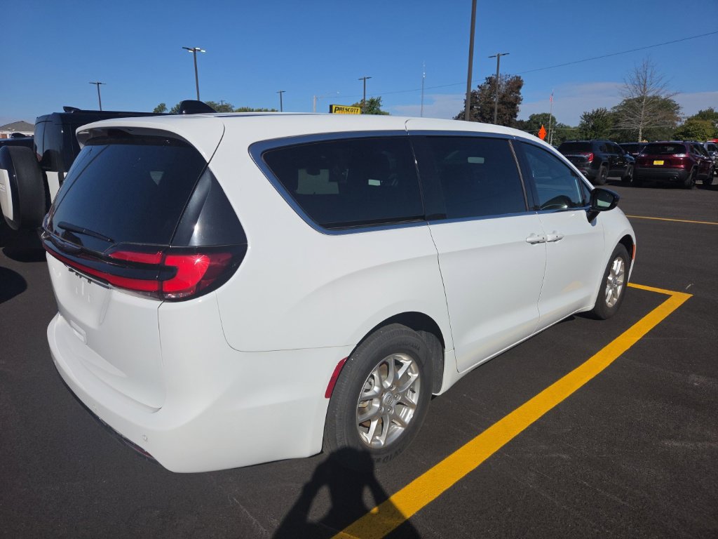 Used 2026 Chrysler Pacifica Select FWD image 2
