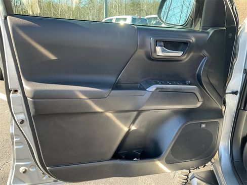 Used 2020 Toyota Tacoma TRD Sport image 17