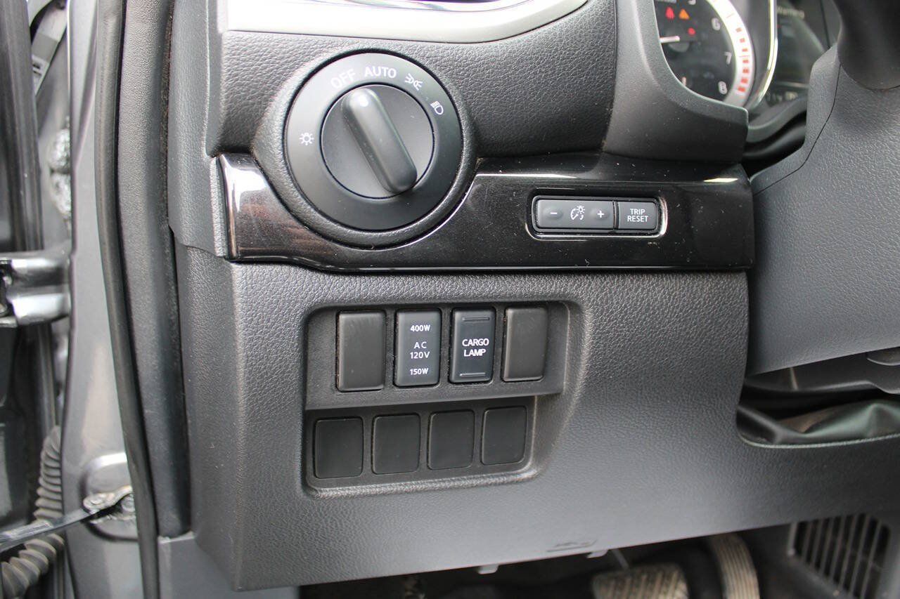 Used 2018 Nissan Titan SV w/ SV Convenience Package AWD/4WD image 26