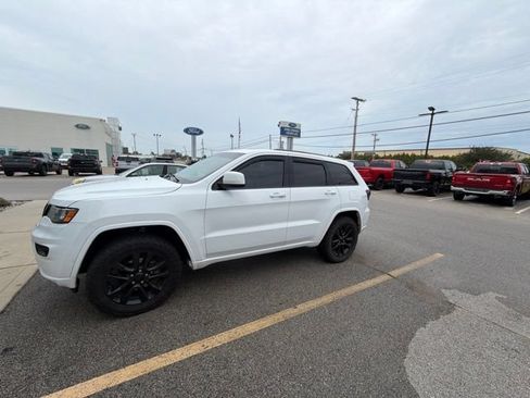 Used 2019 Jeep Grand Cherokee Altitude AWD/4WD image 3