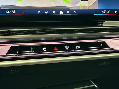 Used 2025 BMW 740i w/ Premium Package image 25