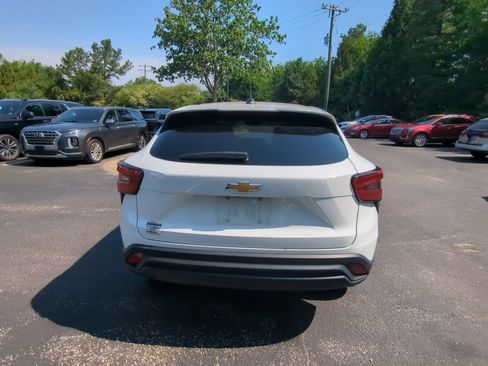 Used 2024 Chevrolet Trax LS FWD image 4