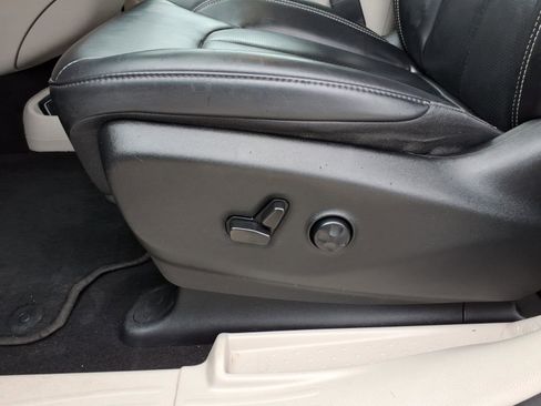 Used 2023 Chrysler Pacifica Touring-L image 11