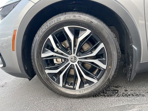 Used 2023 Toyota Crown XLE image 10