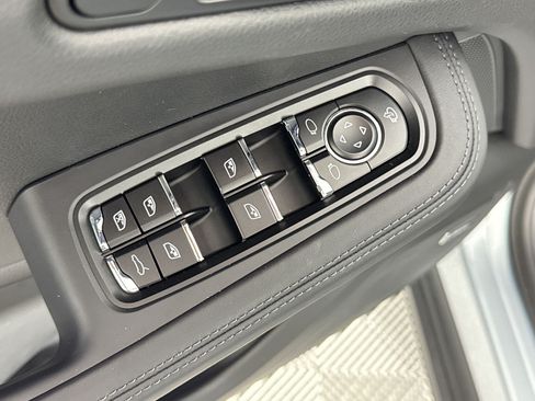 Certified 2026 Porsche Macan AWD/4WD image 13