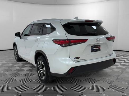Used 2022 Toyota Highlander XLE AWD/4WD image 3