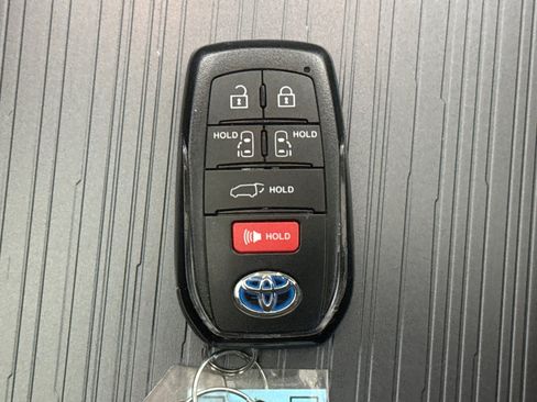 Used 2025 Toyota Sienna XLE AWD/4WD image 23