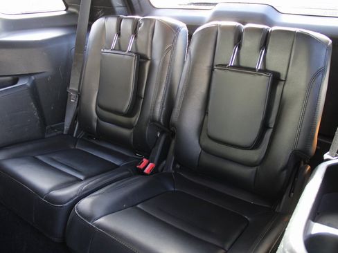 Used 2018 Ford Explorer XLT w/ Equipment Group 202A image 17