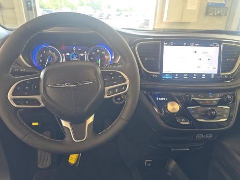 Used 2025 Chrysler Pacifica Select FWD image 9