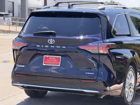 Used 2021 Toyota Sienna Platinum FWD image 7