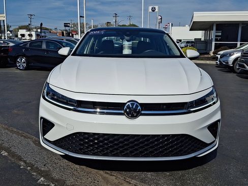 Used 2025 Volkswagen Jetta SE w/ Sunroof Package FWD image 2