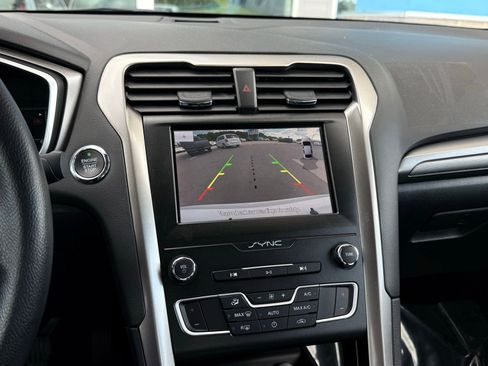 Used 2019 Ford Fusion SE FWD image 31