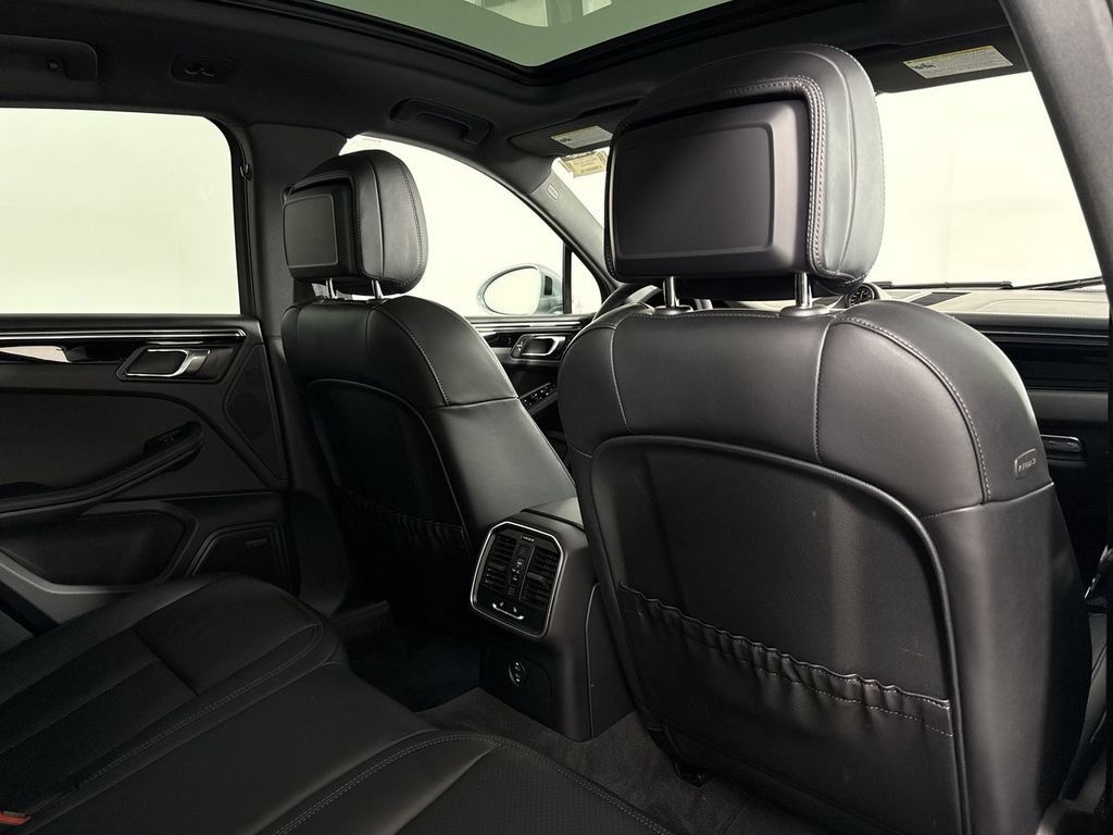 Certified 2026 Porsche Macan AWD/4WD image 26