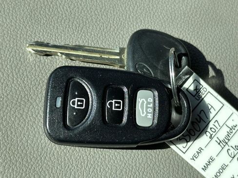 Used 2017 Hyundai Elantra SE image 14