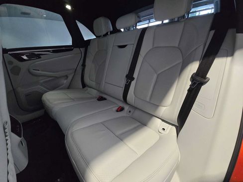 Used 2025 Porsche Macan AWD/4WD image 18