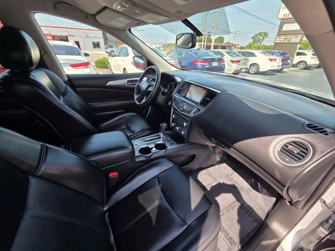 Used 2019 Nissan Pathfinder SL FWD image 18