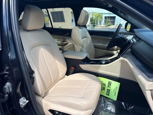 Used 2024 Jeep Grand Cherokee Limited w/ Luxury Tech Group II AWD/4WD image 35