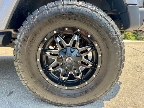 Used 2016 Jeep Wrangler Unlimited Sahara AWD/4WD image 17