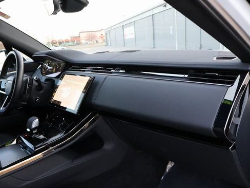 Used 2025 Land Rover Range Rover Sport SE image 10