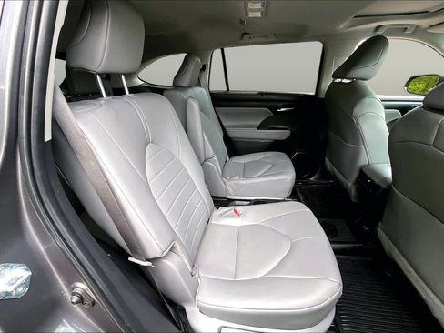 Used 2025 Toyota Highlander XLE w/ Protection Package #3 (TMS) AWD/4WD image 19