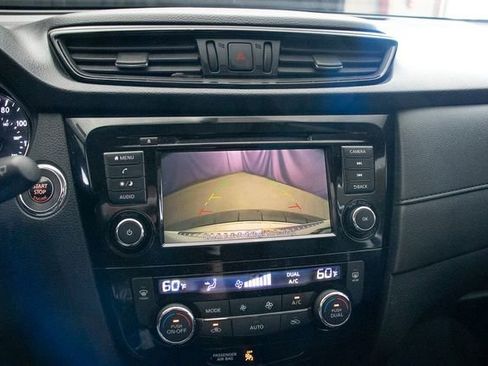 Used 2018 Nissan Rogue SV image 34