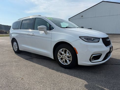 Used 2022 Chrysler Pacifica Touring-L FWD image 3