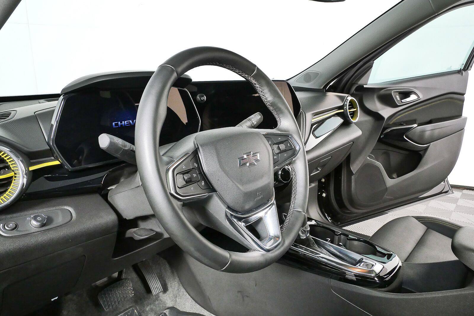 Used 2025 Chevrolet Trax ACTIV w/ Sunroof Package FWD image 5