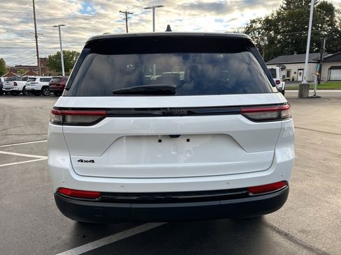 New 2025 Jeep Grand Cherokee Altitude image 4