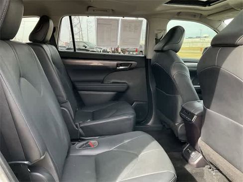 Used 2021 Toyota Highlander Limited image 18