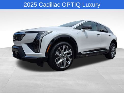 Certified 2025 Cadillac Optiq Luxury 2 w/ LPO, Floor Liner Package AWD/4WD image 9