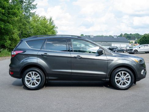 Used 2018 Ford Escape SE FWD image 2