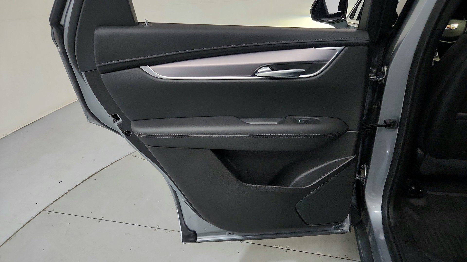 Certified 2024 Cadillac XT5 Luxury w/ LPO, Floor Liner Package AWD/4WD image 22