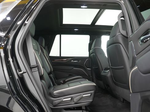 Used 2024 Cadillac Escalade Premium Luxury w/ Performance Package image 15