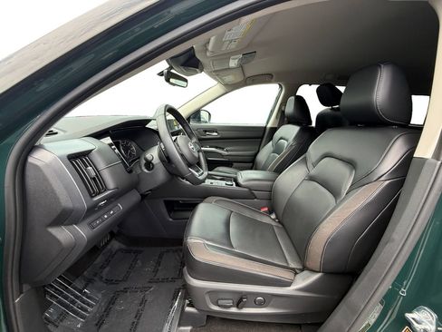 Used 2023 Nissan Pathfinder SL w/ Black Appearance Package AWD/4WD image 9