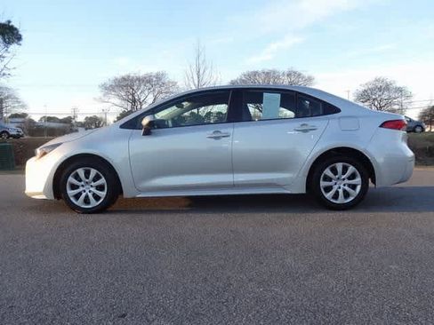 Used 2025 Toyota Corolla LE image 2