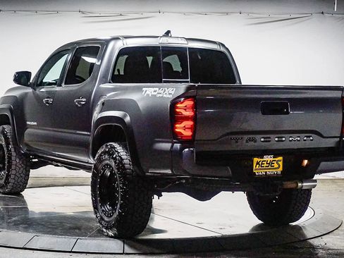 Used 2019 Toyota Tacoma TRD Off-Road w/ Technology Package AWD/4WD image 2