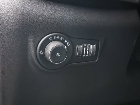 Used 2025 Jeep Compass Latitude image 11