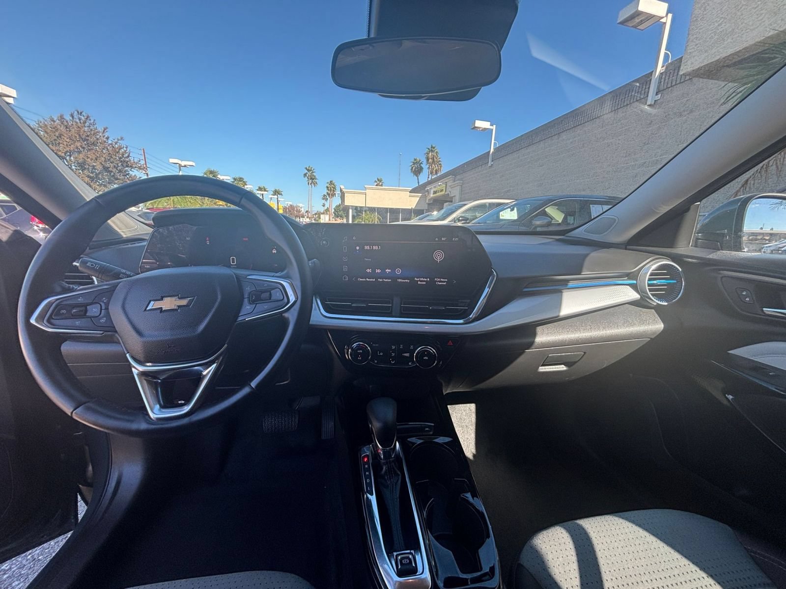 Used 2025 Chevrolet Trax LT w/ LT Convenience Package FWD image 32