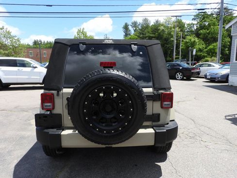 Used 2018 Jeep Wrangler Sahara w/ Connectivity Group AWD/4WD image 5