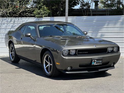 Used 2010 Dodge Challenger SE RWD image 8