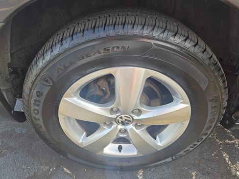 Used 2011 Volkswagen Routan SEL image 39