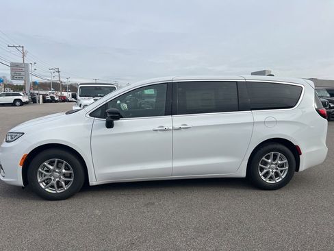 New 2026 Chrysler Pacifica Select image 4