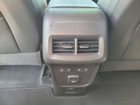 Used 2024 Chevrolet Equinox Premier AWD/4WD image 17