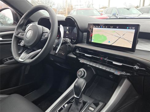 Used 2025 Alfa Romeo Tonale w/ Premium Package image 8