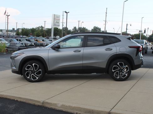 New 2026 Chevrolet Trax RS w/ Sunroof Package FWD image 8