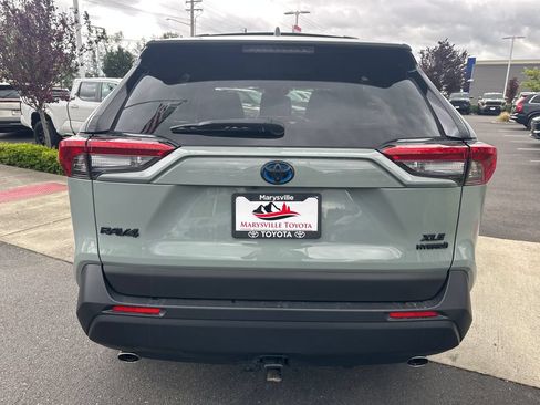 Used 2022 Toyota RAV4 XLE Premium AWD/4WD image 4
