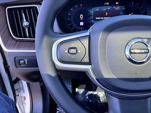 Used 2022 Volvo XC60 B5 Momentum w/ Climate Package image 23